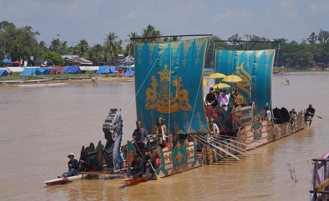 Kapal Harimau Buas Siak Curi Perhatian di Pawai MTQ Riau 