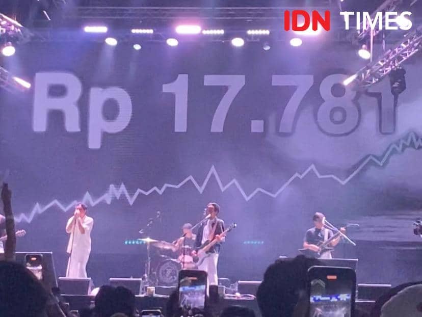 Penampilan sebuah band di panggung utama Localfest Jakarta 2026 dengan latar layar besar bertuliskan Rp 17.781 dan grafik garis.