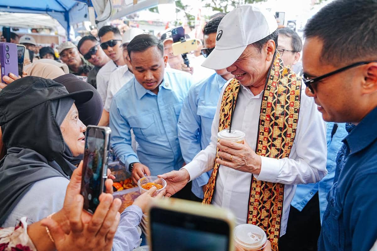Jokowi Borong Jajanan UMKM di Lampung Tengah, Warga Curhat Jalan Rusak