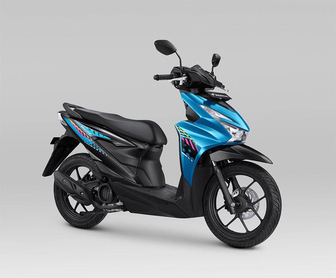 Skuter matik New BeAT berwarna biru dengan desain grafis baru di bodi samping dan depan, menampilkan tampilan modern dan sporty.