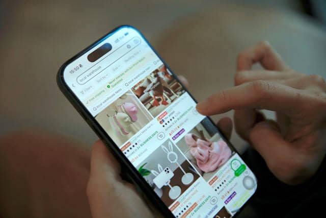 seseorang sedang melakukan belanja online (Unsplash.com/vhtm)