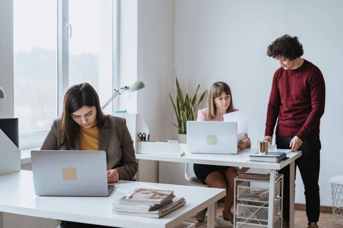 ilustrasi kantor, suasana kerja, rekan kerja