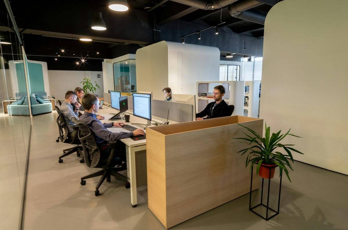 ilustrasi kantor, suasana kerja, rekan kerja