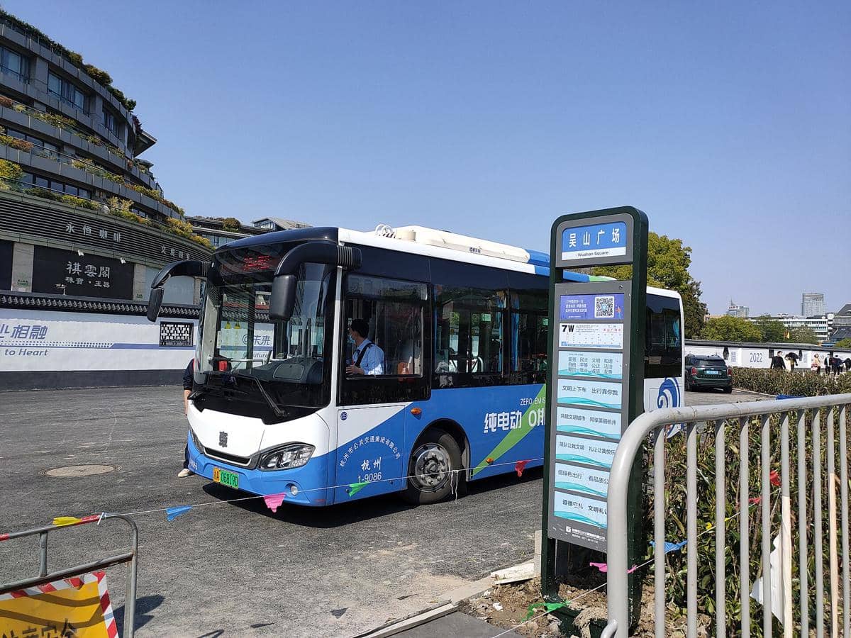 ilustrasi bus in Hangzhou