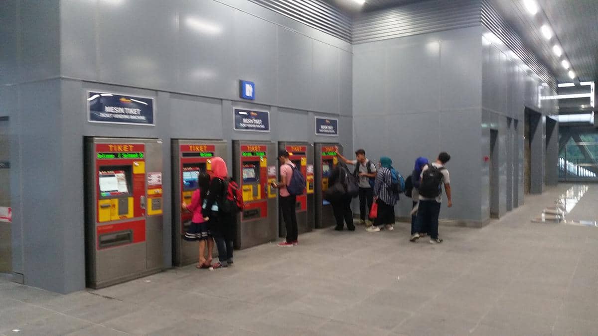 ilustrasi loket tiket MRT di Kuala Lumpur 