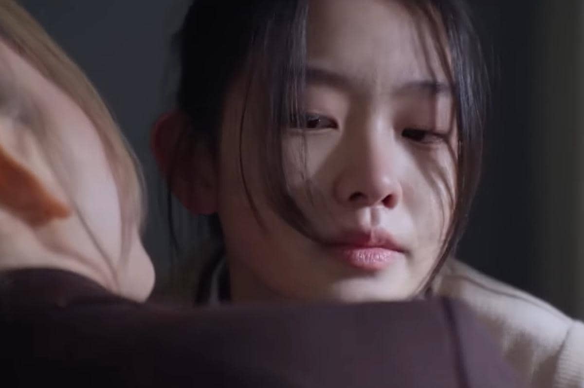 Seorang perempuan muda dengan ekspresi sedih terlihat dalam adegan dramatis dari cuplikan drama Agent Kim Reactivated.