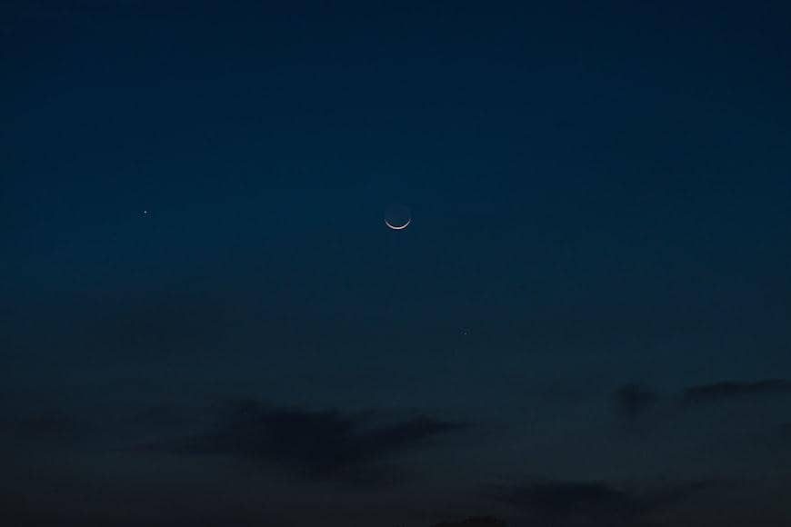 ilustrasi bulan sabit dan Saturnus di langit Juli