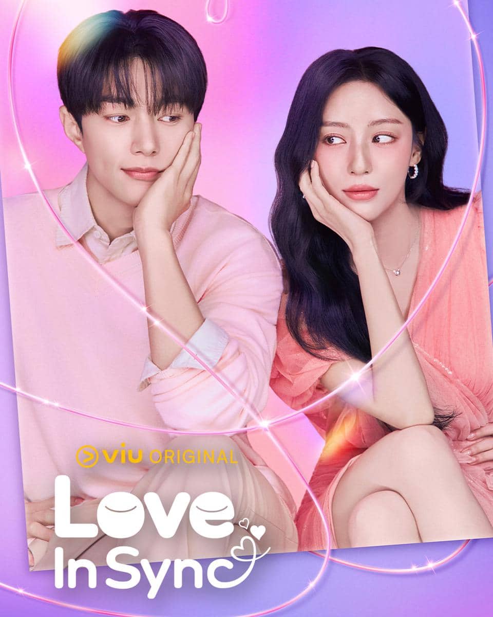 Poster drama Love In Sync menampilkan dua pemeran utama duduk berdampingan dengan latar warna ungu dan merah muda yang lembut.
