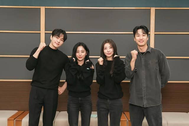 Empat pemeran drama Love In Sync berpose bersama mengenakan pakaian kasual berwarna gelap sambil mengangkat tangan dengan gestur semangat.