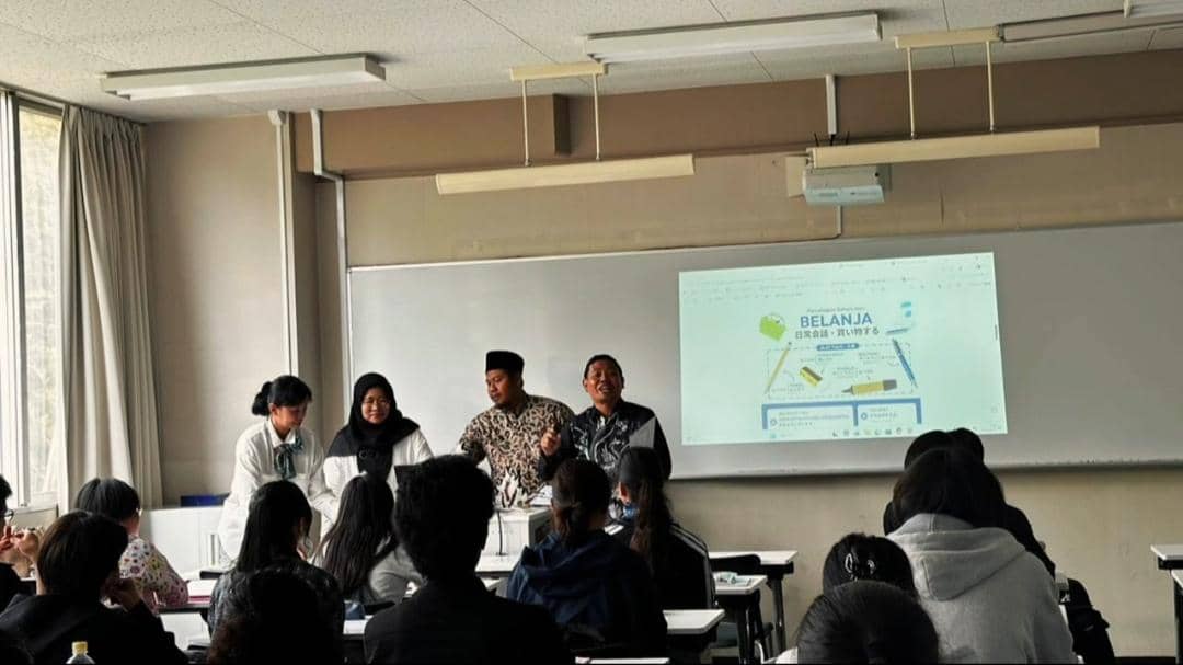 potret delegasi dosen prodi S1 Pendidikan Bahasa Jepang UNESA bersama pihak Kaichi International University di Jepang. (dok. pribadi/prodi S1 Pendidikan Bahasa Jepang UNESA)