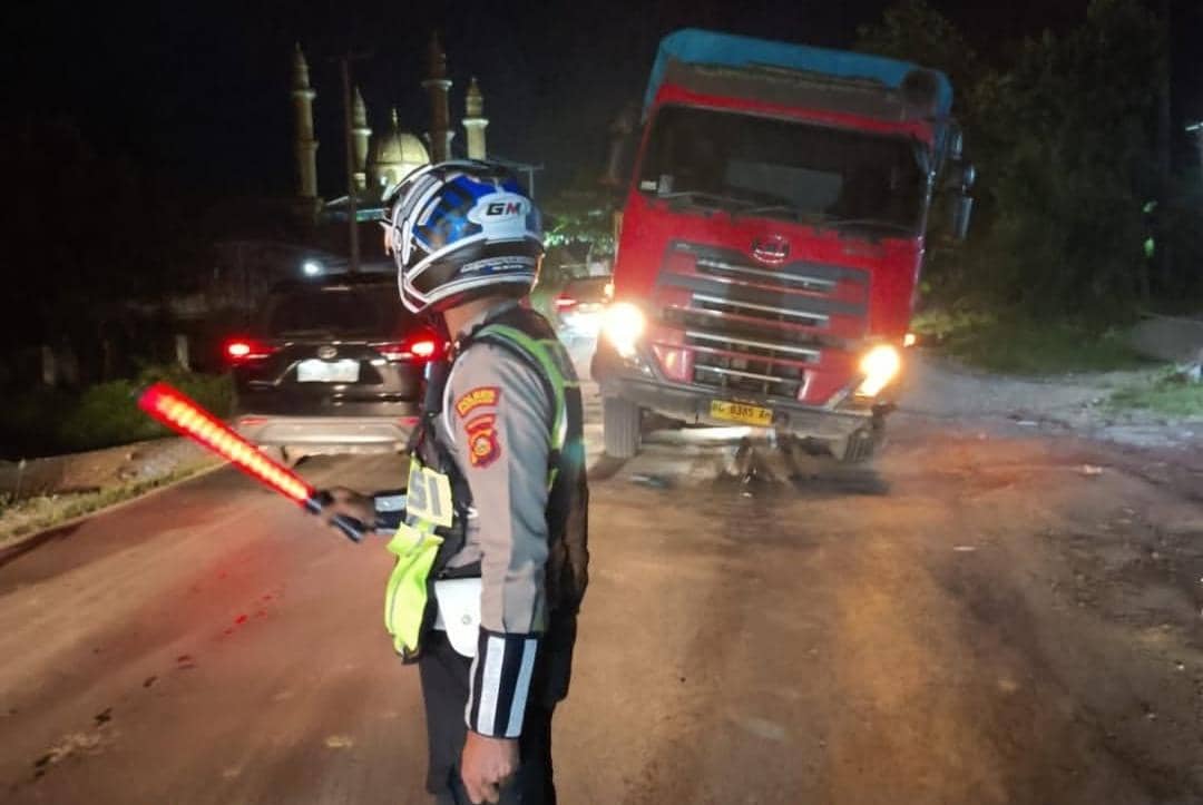 Petugas Satlantas Polres Banyuasin saat mengatur kemacetan di Jalintim. (Dok. Sat Lantas Polres Banyuasin)