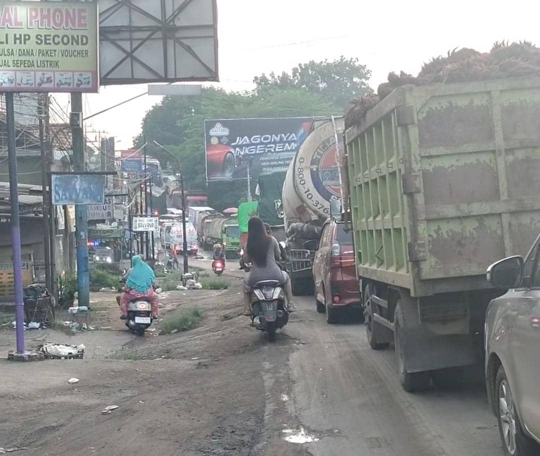 Situasi macet total di Simpang Tugu Polwan Betung. (Dok. IDN Times)
