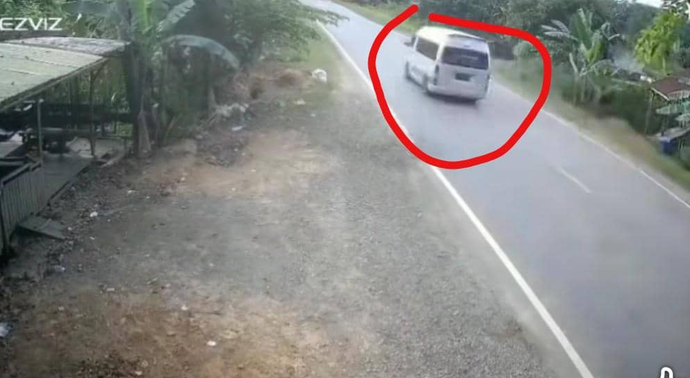Detik-detik Toyota Hiace bertabrakan dengan truk di Jalan Lintas Palembang–Jambi Km 95, Desa Seratus Lapan, Kecamatan Babat Supat, Kabupaten Muba, Minggu (28/6/2026). 