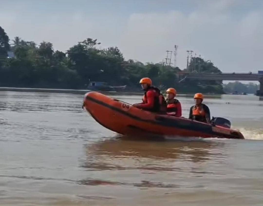 Tim SAR gabungan saat mencari remaja yang tenggelam di Sungai Ogan. 