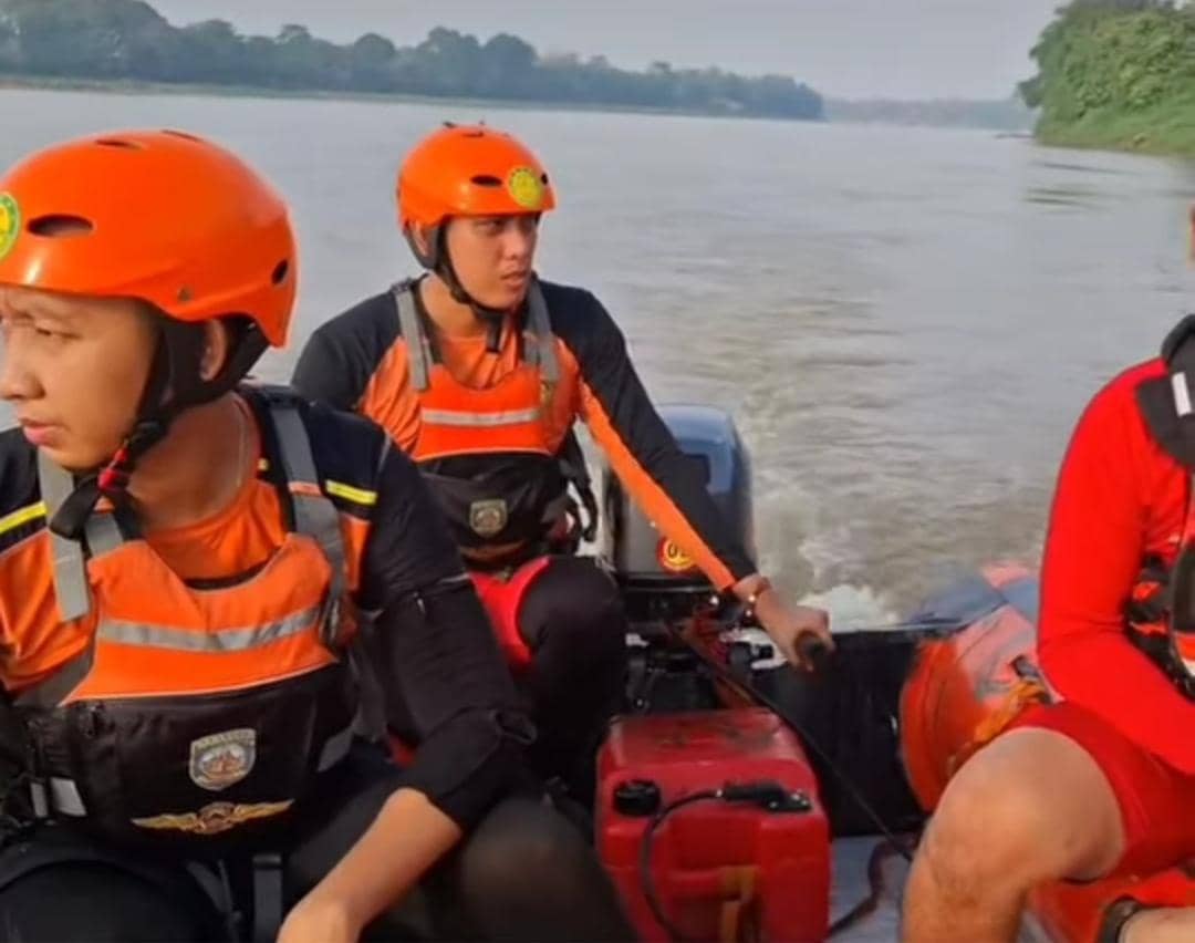 Tim SAR gabungan saat mencari remaja yang tenggelam di Sungai Ogan. 