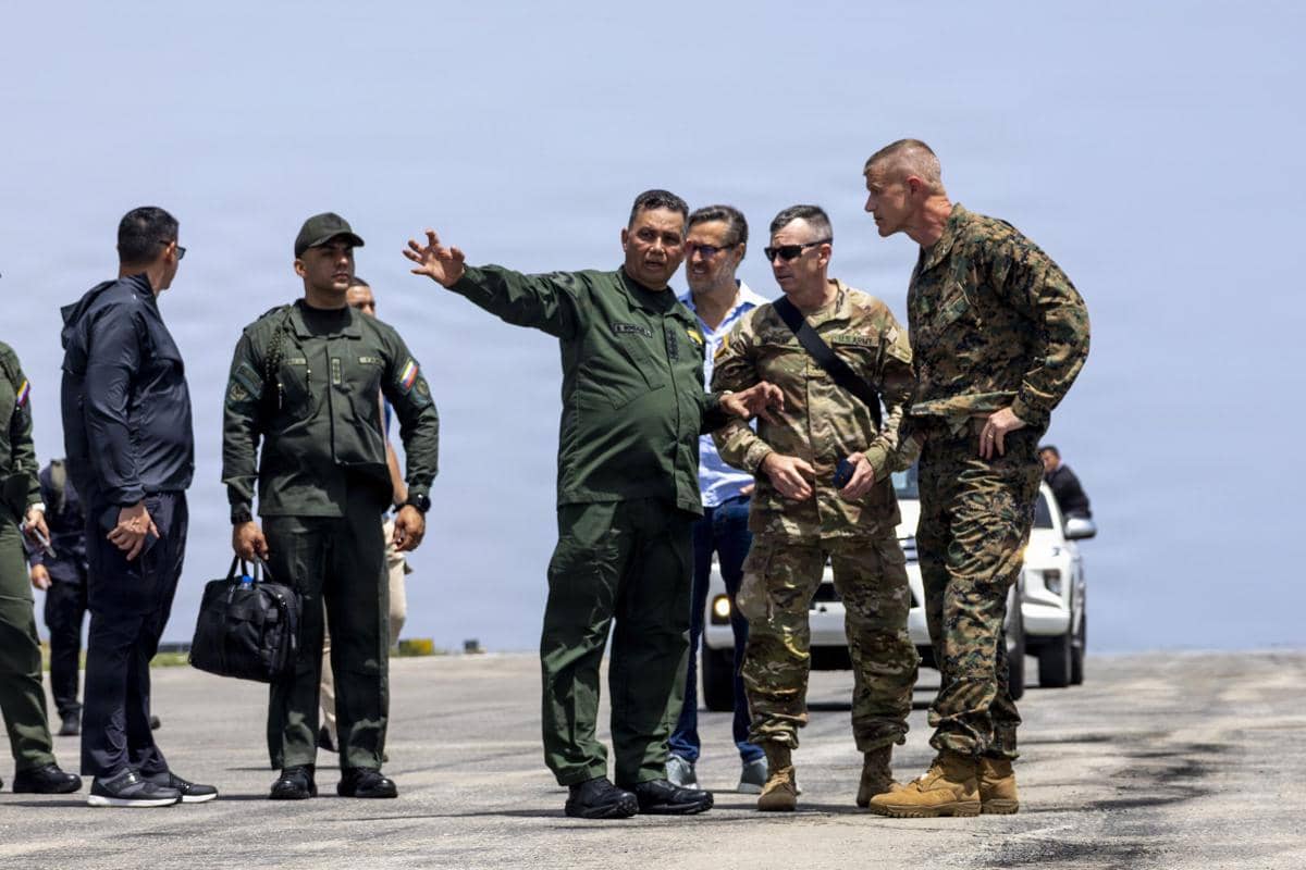 pejabat Venezuela dan militer AS memeriksa Bandara Simon Bolivar untuk operasi bantuan gempa Venezuela 