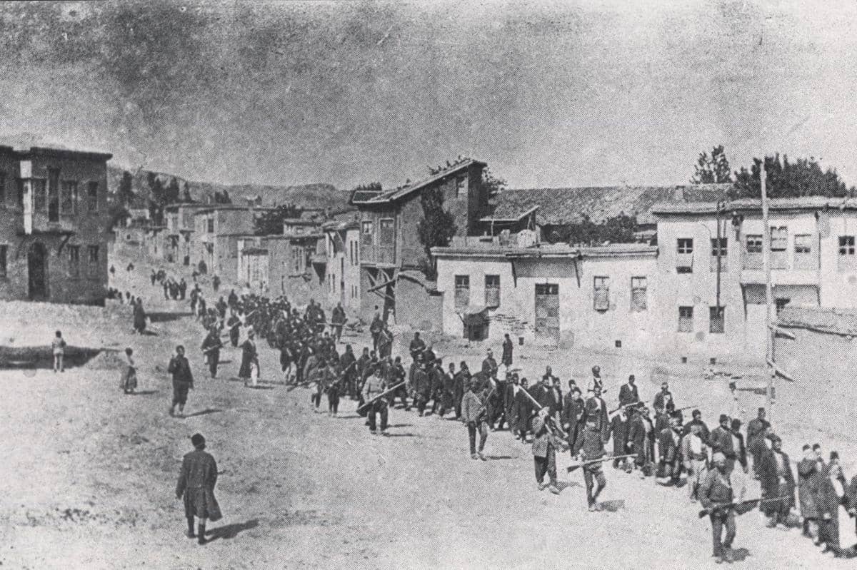tentara Ottoman menggiring warga etnis Armenia di Harput, Turki, pada 1915