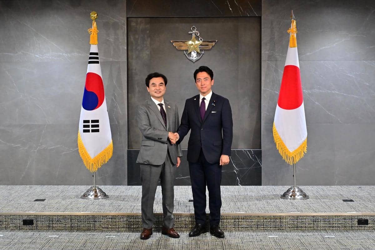 Menteri Pertahanan (Menhan) Jepang, Shinjiro Koizumi (kanan), menggelar pertemuan bilateral dengan Menhan Korea Selatan (Korsel), Ahn Gyu-back, di Seoul pada 28 Juni 2026. (twitter.com/ModJapan_en)