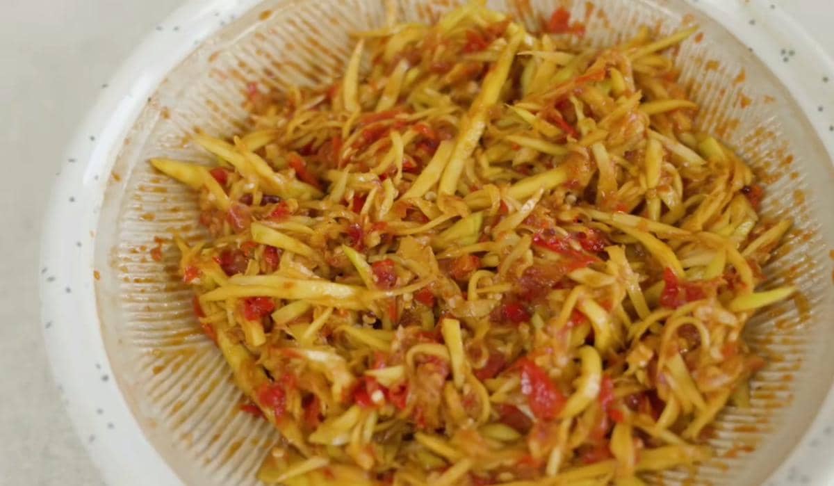 ilustrasi membuat sambal mangga