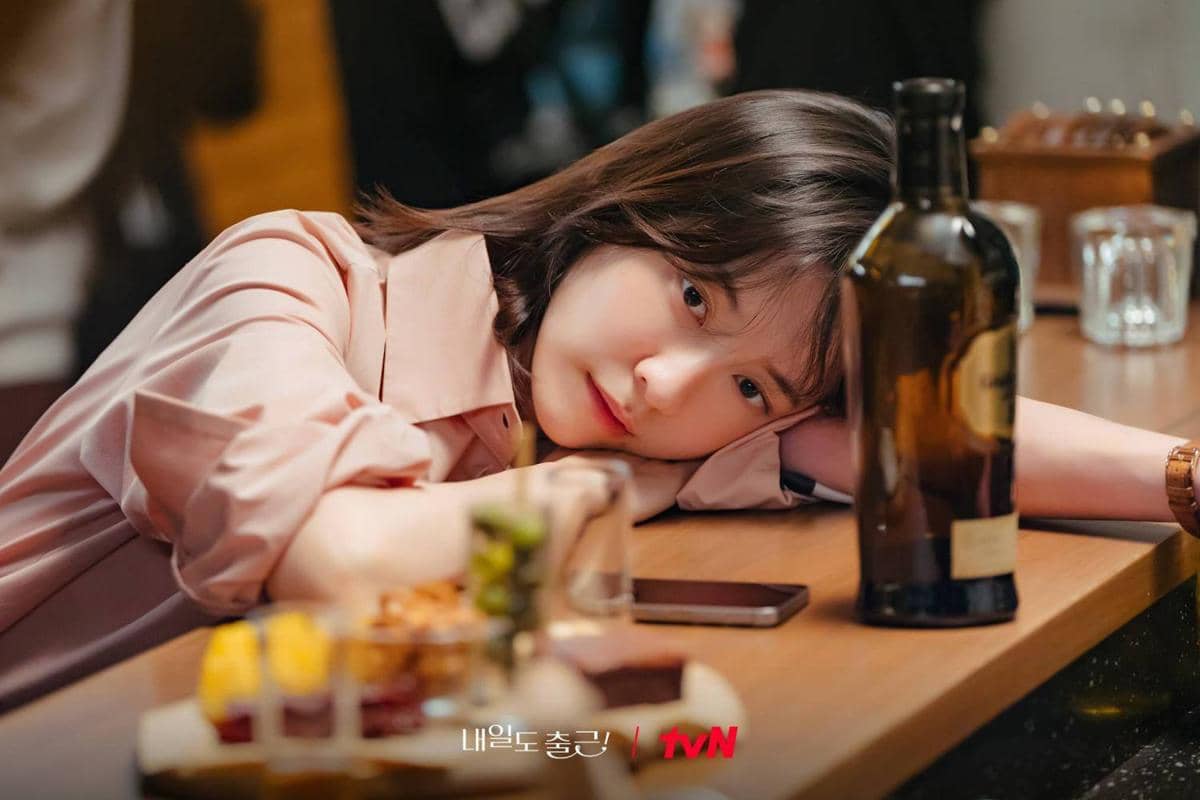 Cuplikan drama Korea See You at Work Tomorrow