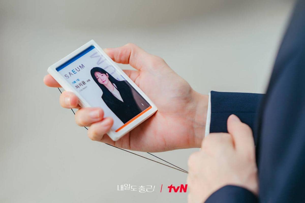 Cuplikan drama Korea See You at Work Tomorrow