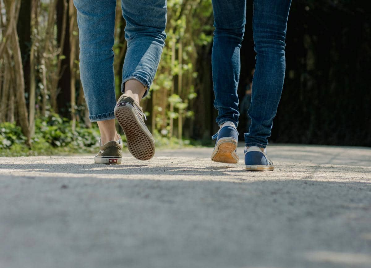 Olahraga jalan kaki di pagi hari untuk menjaga kesehatan dan membantu menurunkan berat badan.