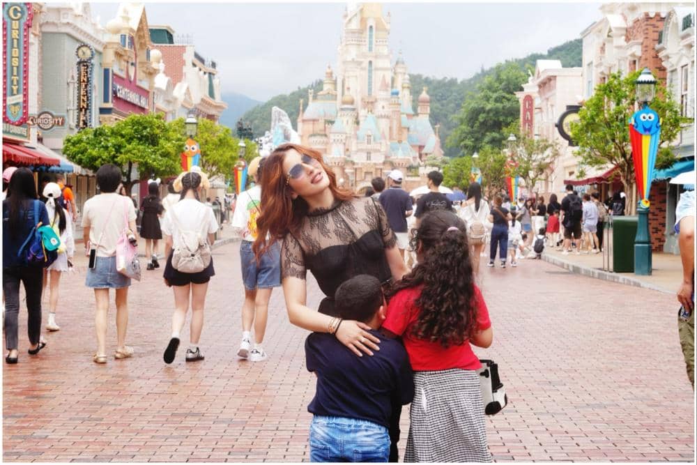 10 Potret Liburan Tasya Farasya dan Anak ke Disneyland Hong Kong