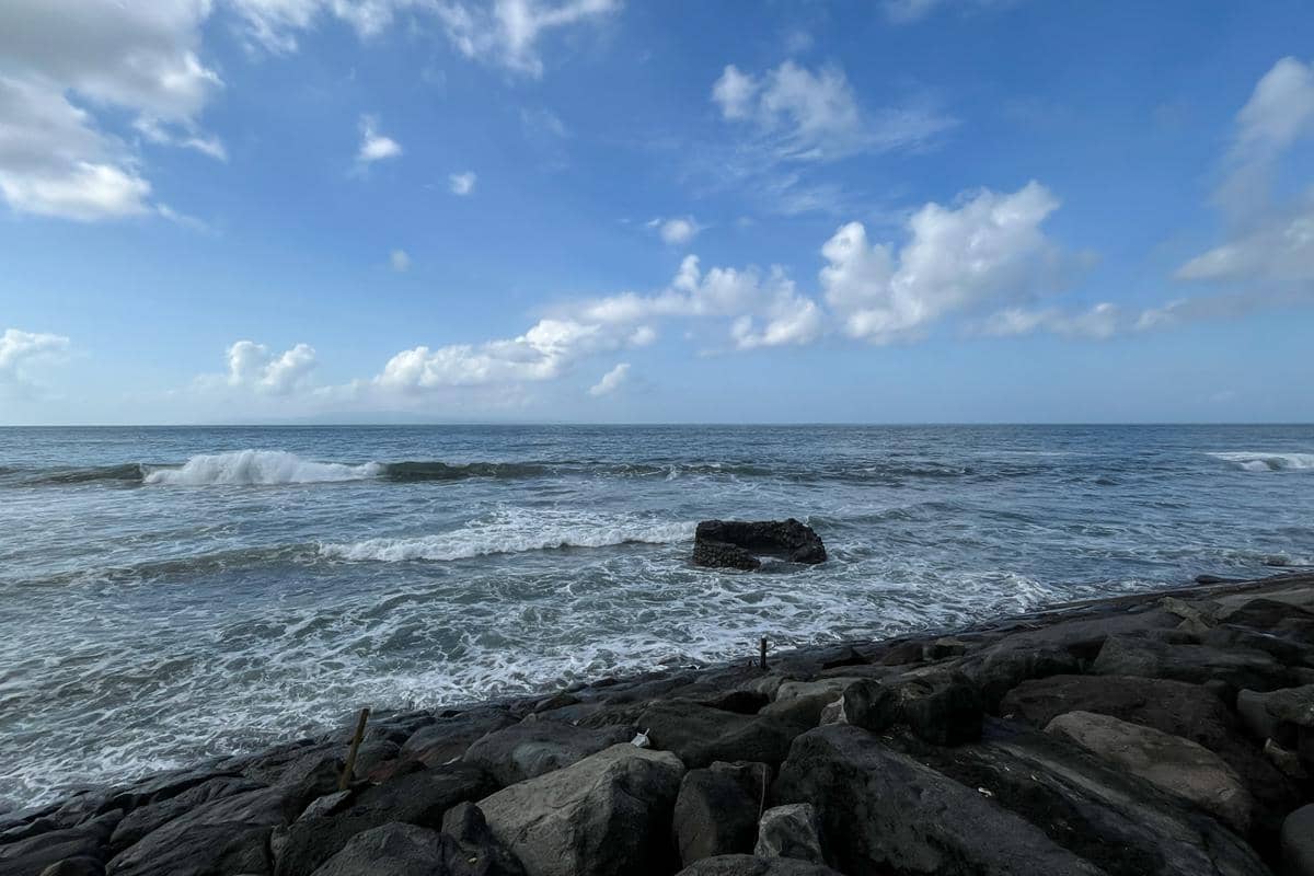 laut lepas dan langit biru di Pantai Masceti (dok.pribadi/Natalia Indah)