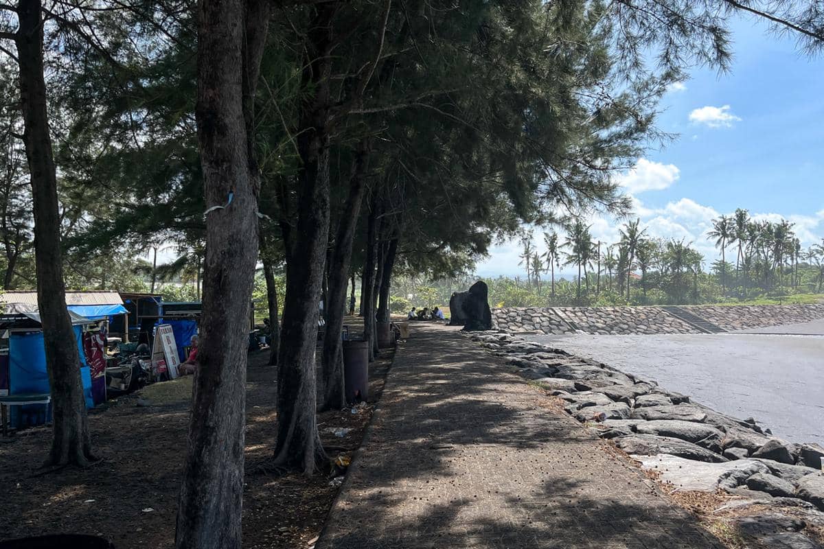 tepi pantai dengan beberapa warung dan kedai kopi (dok.pribadi/Natalia Indah)