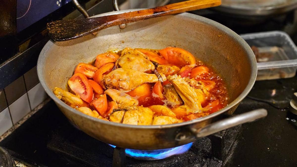 ilustrasi memasak ayam kecap ala rumahan