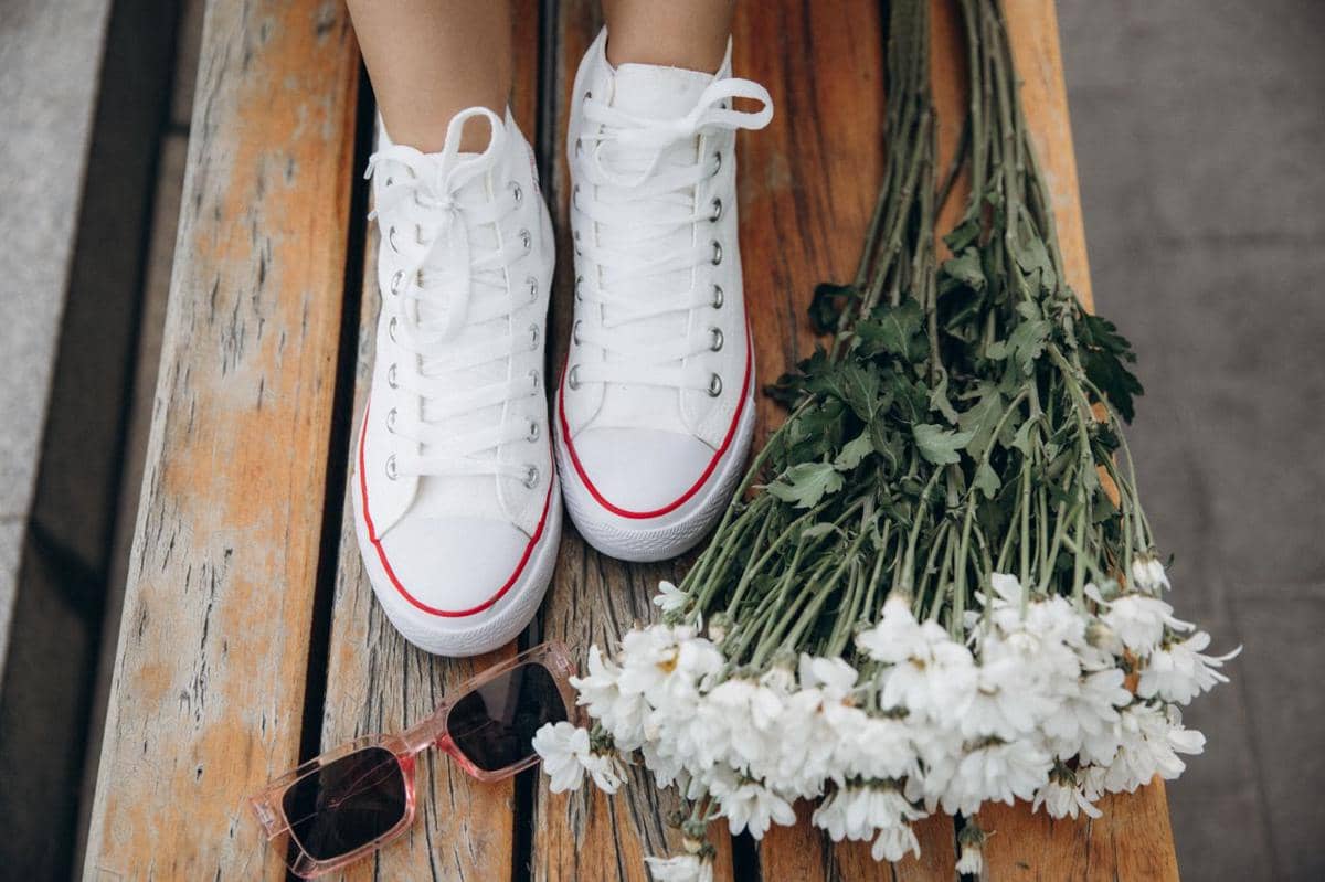 ilustrasi sneakers putih