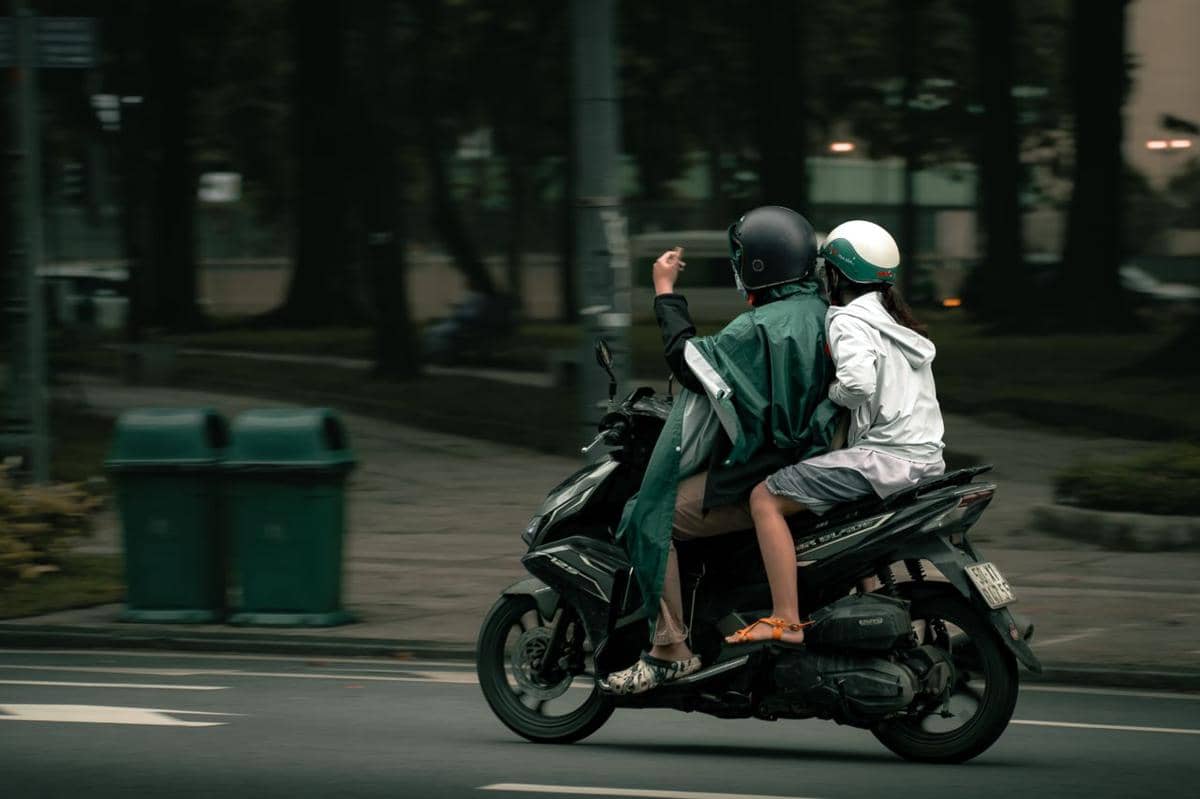 ilustrasi naik motor berboncengan