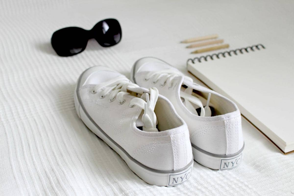ilustrasi sneakers putih