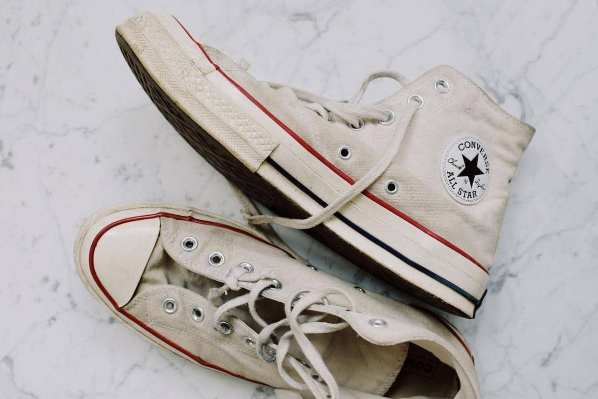 ilustrasi sneakers putih