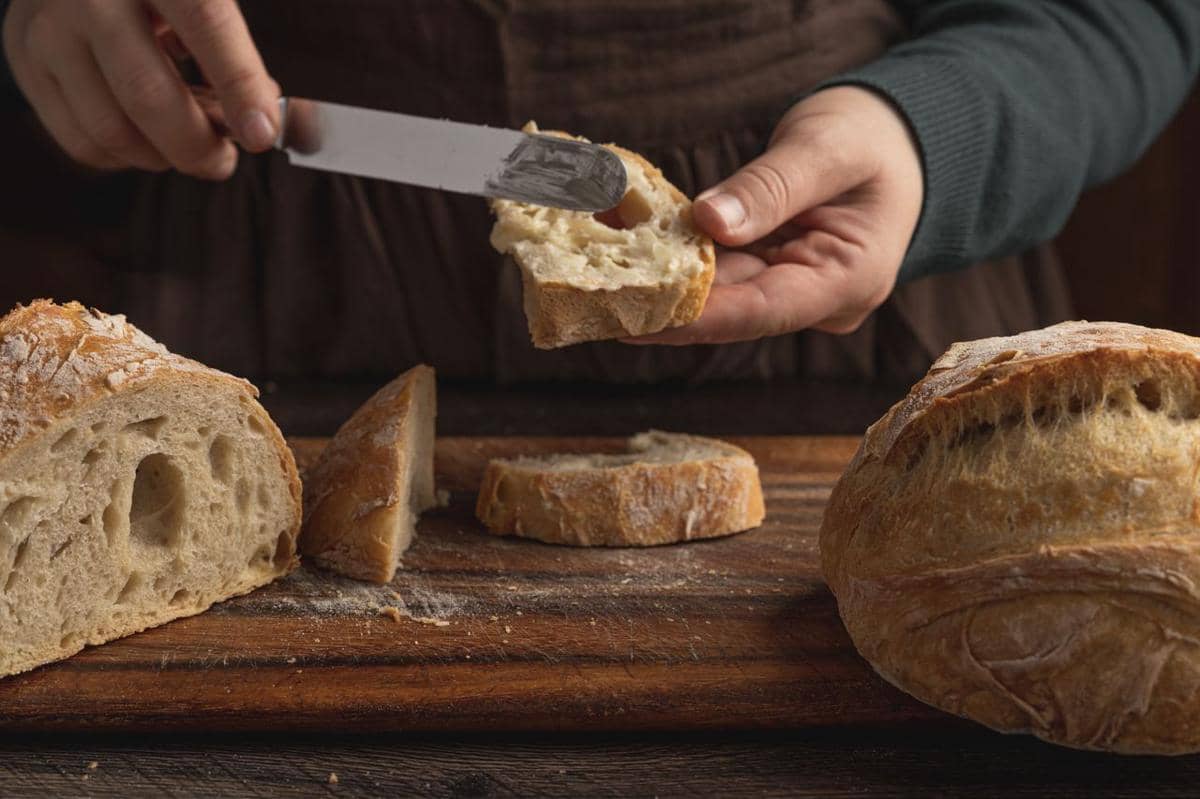 ilustrasi mengoles artisan bread dengan butter