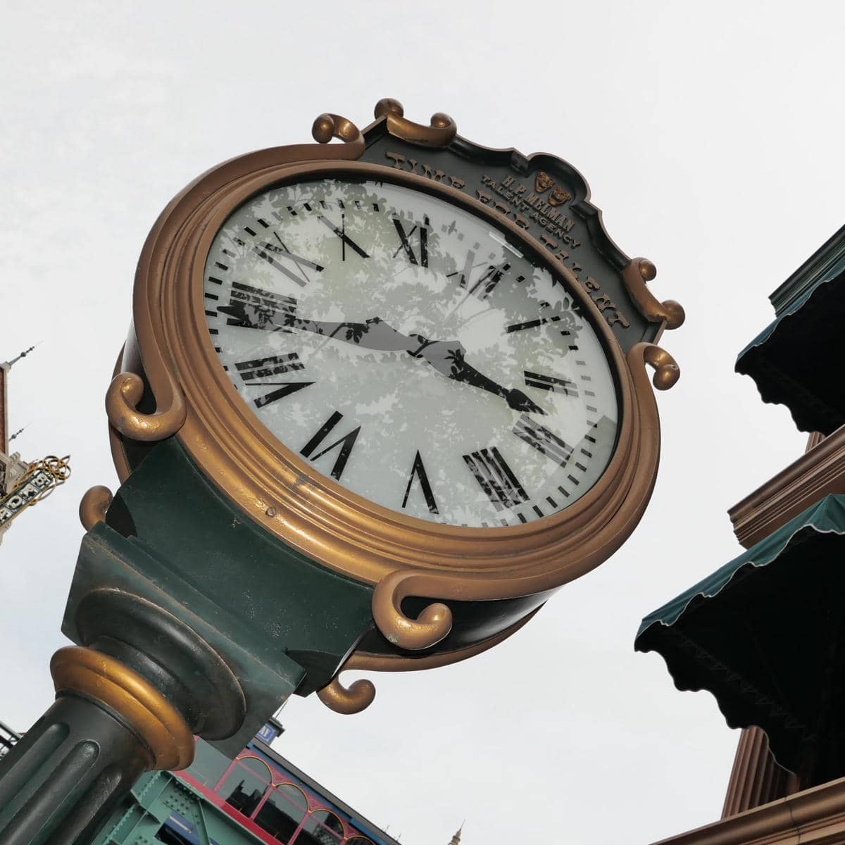 Caitlin Halderman jalan-jalan di Tokyo DisneySea