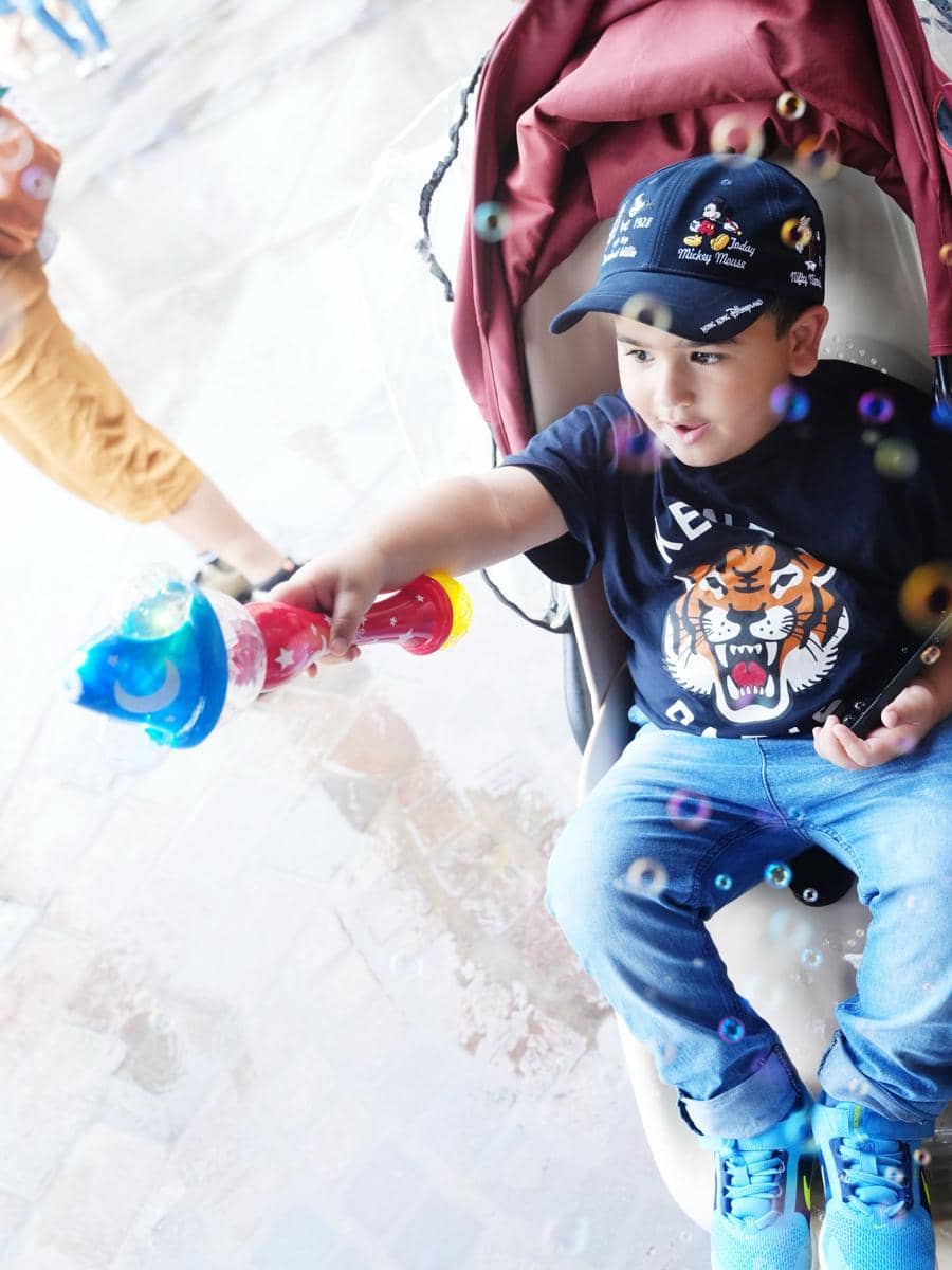 Liburan Tasya Farasya dan anak di Disneyland Hong Kong