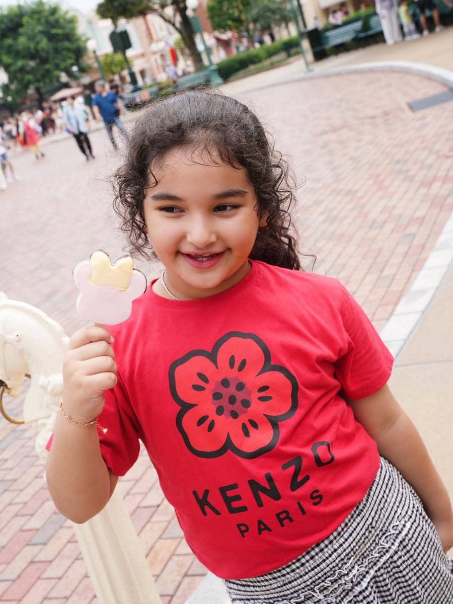 Liburan Tasya Farasya dan anak di Disneyland Hong Kong