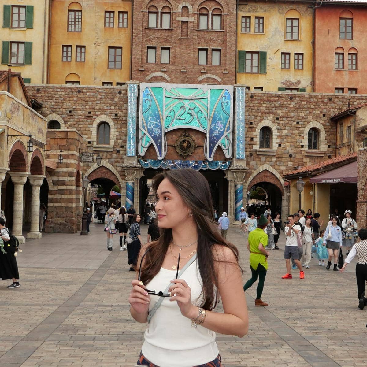 Caitlin Halderman jalan-jalan di Tokyo DisneySea