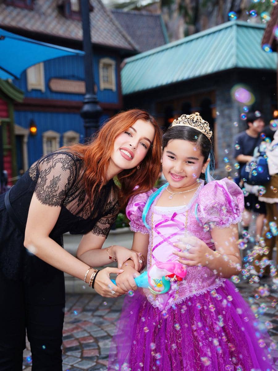 Liburan Tasya Farasya dan anak di Disneyland Hong Kong
