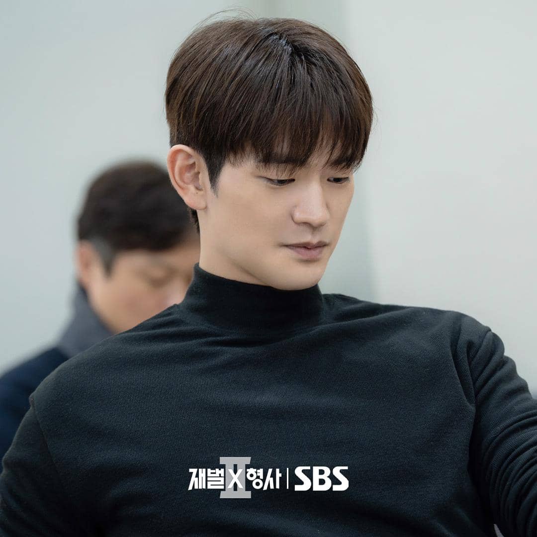 Seorang aktor mengenakan sweater hitam sedang membaca naskah dalam sesi pembacaan naskah drama Korea Flex X Cop 2 produksi SBS.