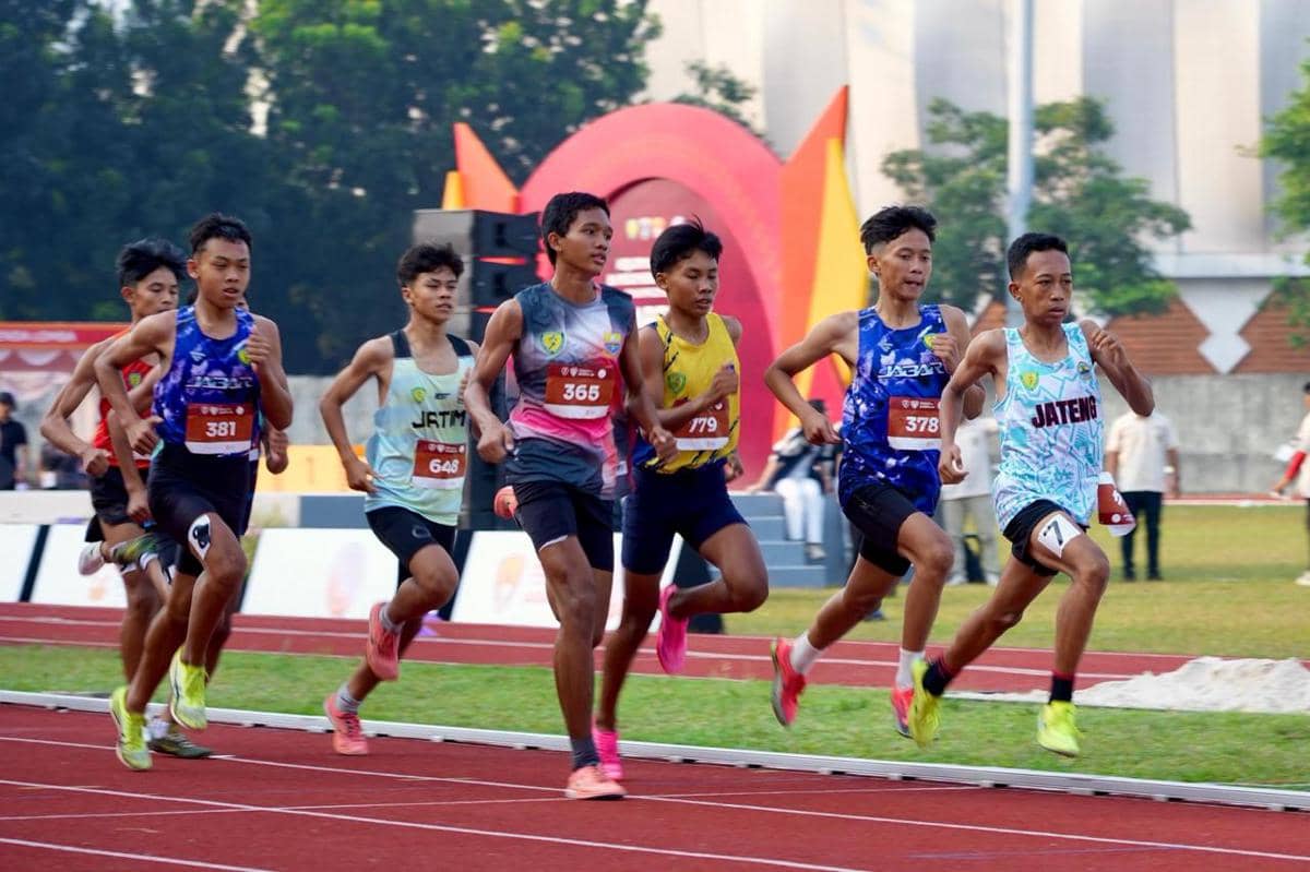 Para atlet muda berlari di lintasan dalam ajang Kejurnas Atletik dan Indonesia U-18 Open Championships yang digelar PASI.