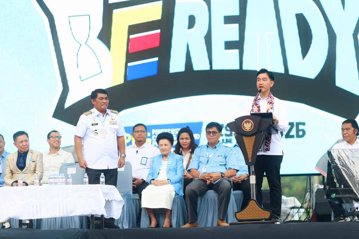 Wakil Presiden RI berdiri di podium memberikan sambutan pada pembukaan perkemahan regional Pemuda dan Remaja GPdI Sulawesi Utara di Minahasa Utara.