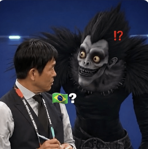 Meme lucu memperlihatkan pelatih Jepang menatap karakter anime menyeramkan dengan ekspresi terkejut, disertai bendera Brasil dan tanda tanya.