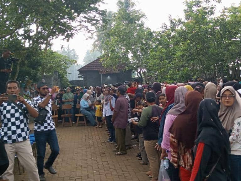 Viral Warga Kecewa Jokowi Batal Datang, Sembako dan ID Panitia Dibuang