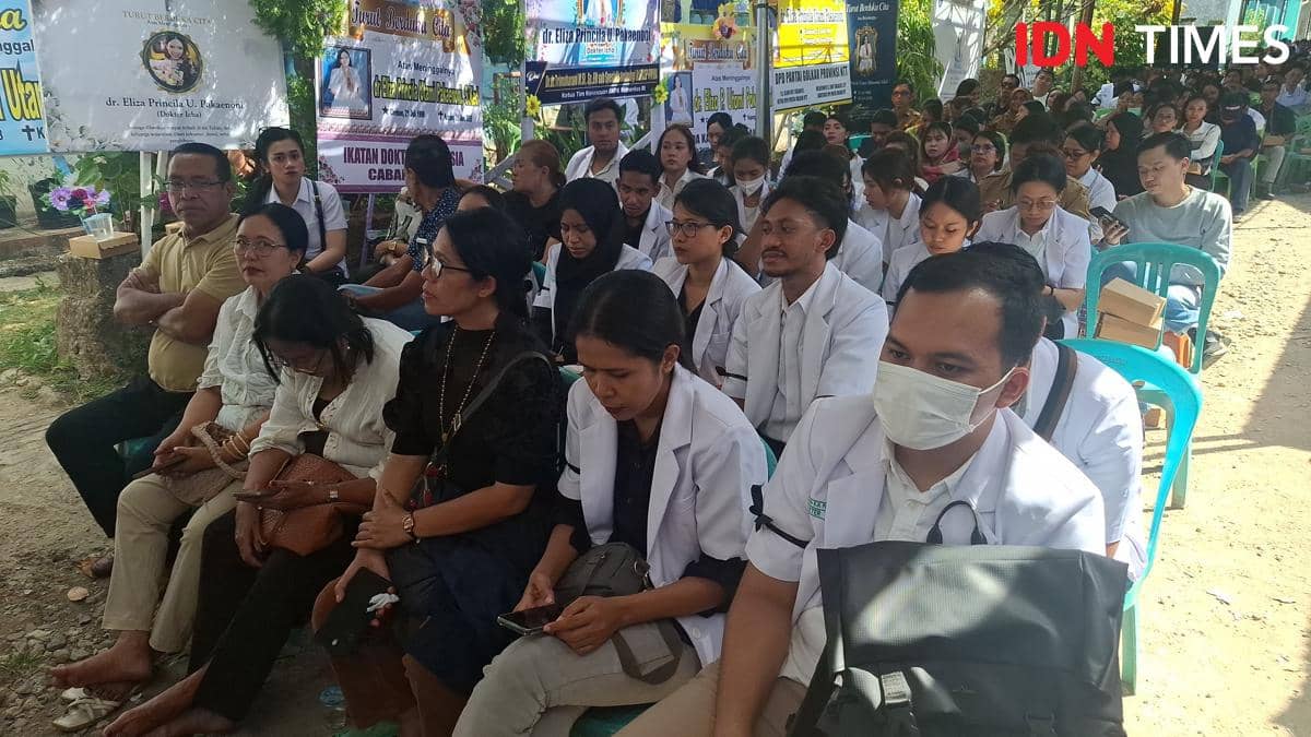Sejumlah dokter dan tenaga kesehatan duduk bersama mengenakan jas putih saat melayat di rumah duka dr. Icha.