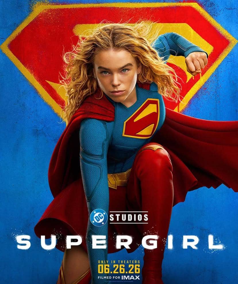Poster film Supergirl menampilkan sosok pahlawan super berambut pirang mengenakan kostum biru dan merah dengan lambang S besar di dada.