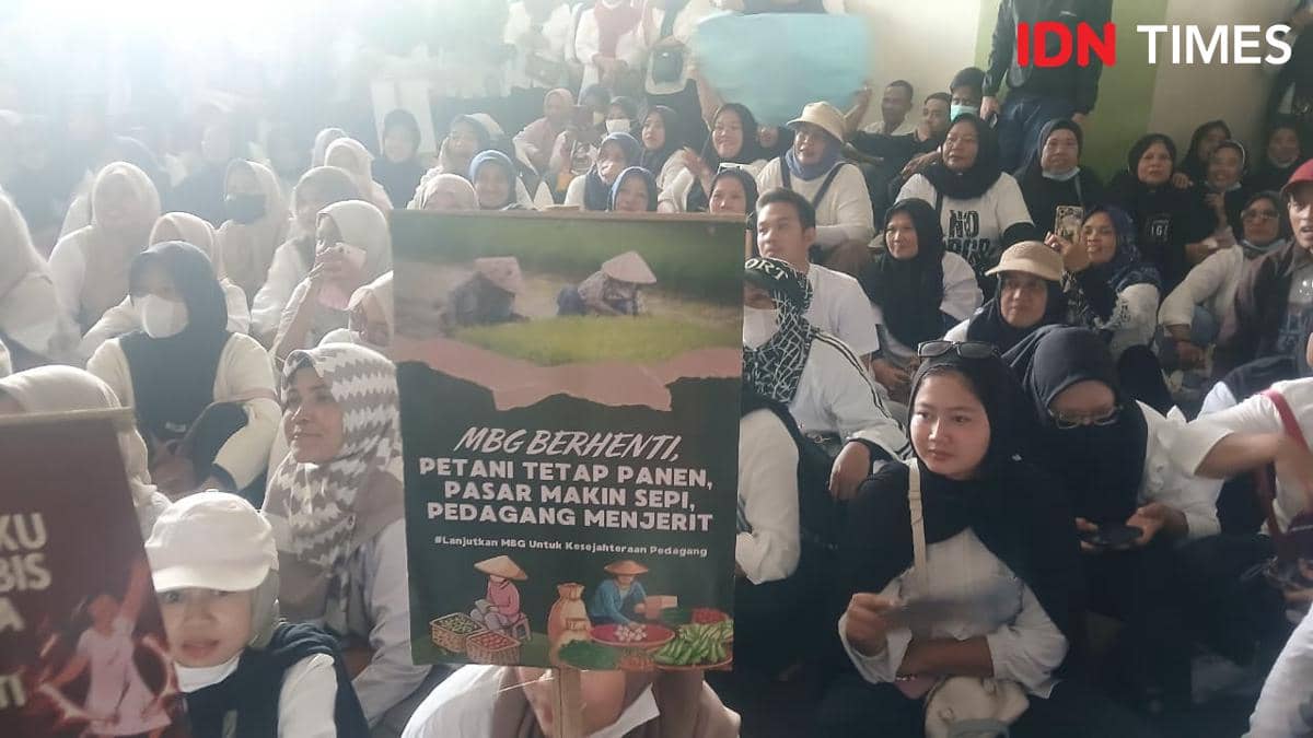 Ribuan pegawai SPPG di Kabupaten Tangerang berkumpul dalam aksi demonstrasi di Kantor Bupati Tangerang sambil membawa poster tuntutan.