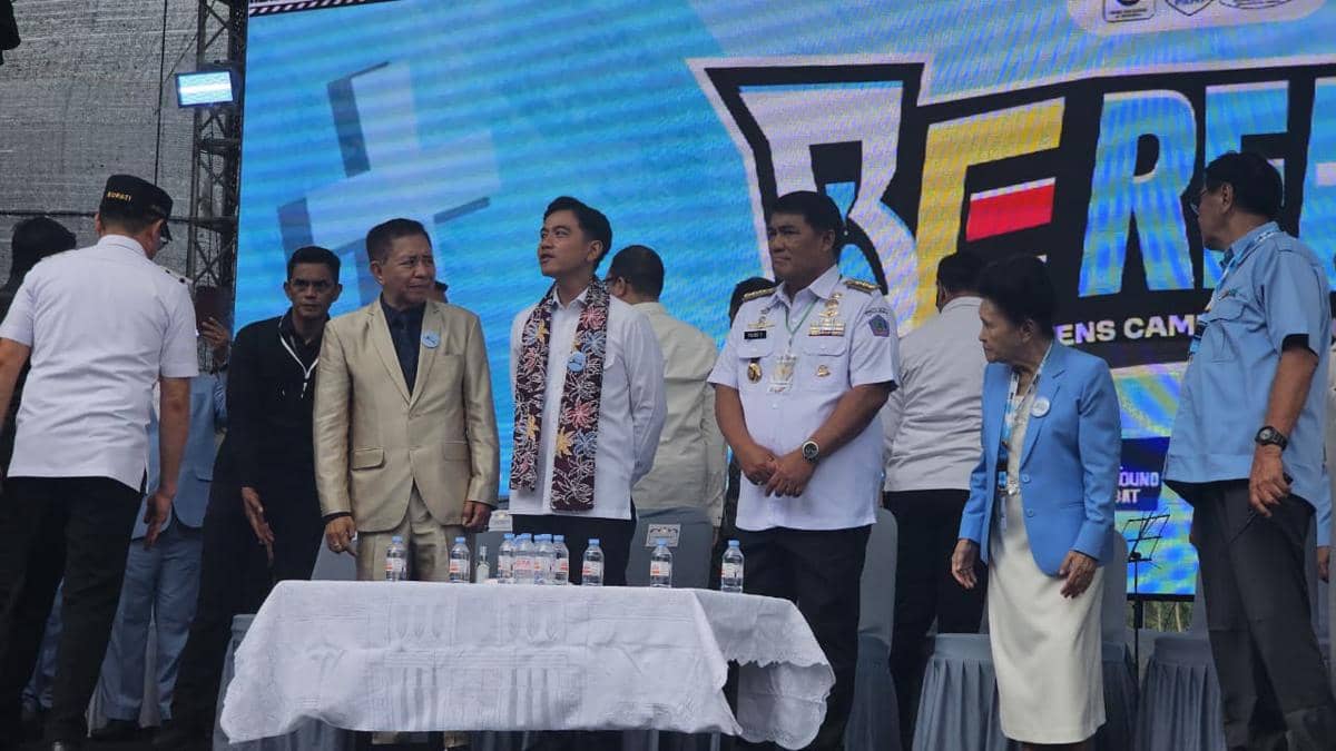 Wakil Presiden RI berdiri bersama pejabat daerah dan panitia di atas panggung pembukaan perkemahan regional Pemuda dan Remaja GPdI Sulawesi Utara.