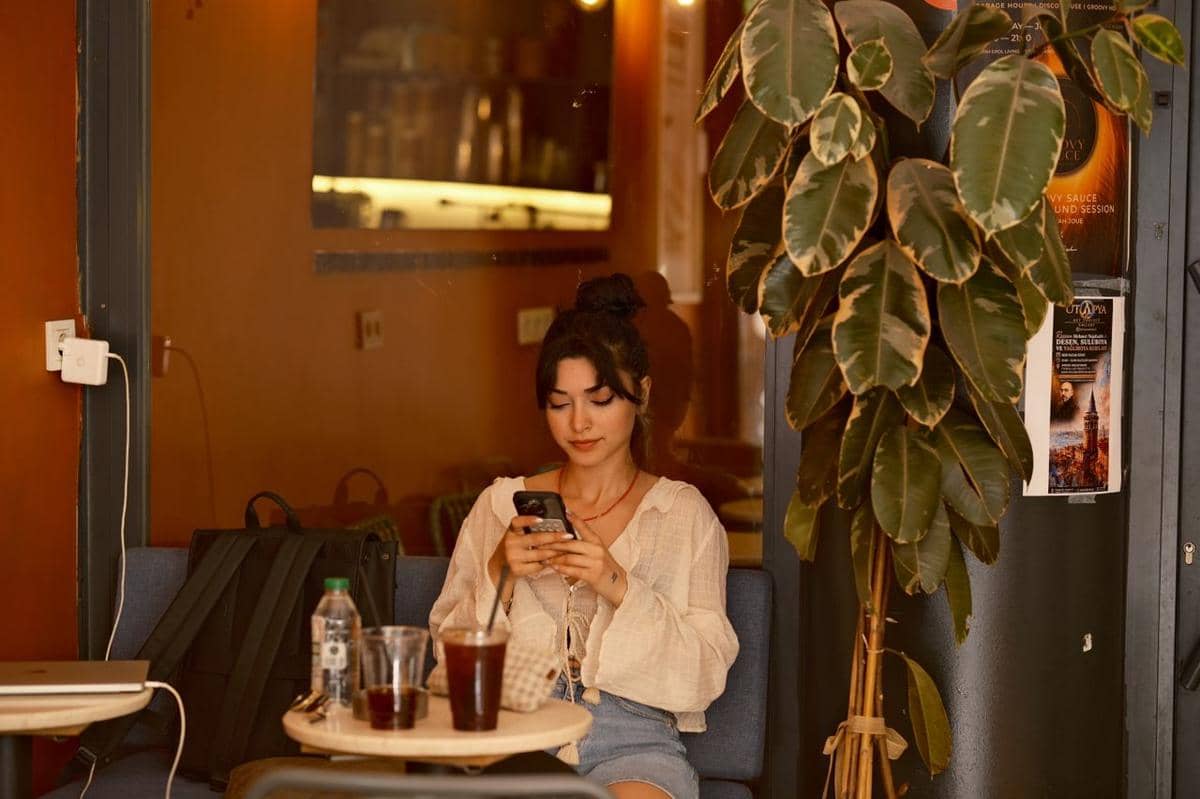 FOMO vs JOMO: Mana Gaya Hidup yang Lebih Sehat untuk Gen Z?